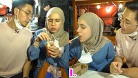 Gina juga membeli seporsi bakso ikan dengan kuah pedas ala Korea dan takoyaki. Pasangan lucu ini juga sangat menikmatinya. Foto: YouTube KinosGina