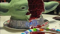 Ada juga foto kue red velvet dengan bentuk kepala karakter Yoda dari Star Wars yang tampak menyeramkan saat dipotong. Foto: Site News