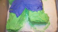 Tak hanya kue dengan bentuk vulgar dan tulisan mengancam saja. Beberapa netizen bahkan mengirimkan kue ulang tahun dengan hiasan ala kadarnya. Foto: Site News