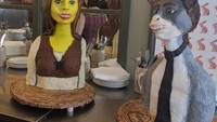 Kalau dua kue ini, dibuat untuk kue pengantin dengan tema karakter dari Shrek yang justru bikin orang tertawa karena bentuknya unik.  Foto: Site News
