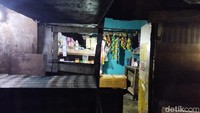 Rumah-rumah di lokasi tersebut memiliki ukuran sekitar 2x3 meter. Tampak ada rumah yang dijadikan warung yang menjual minuman kemasan (Brigitta B/detikcom)