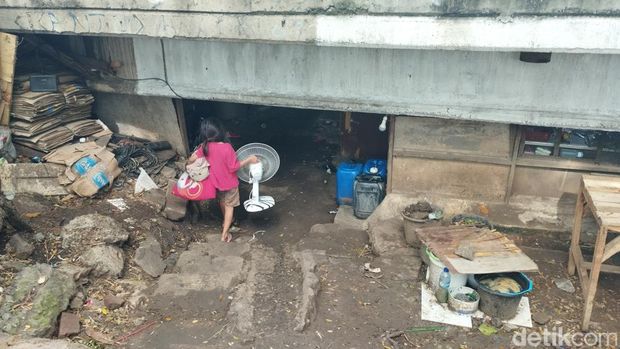 Kolong jalan Tol Angke 2 Jelambar yang dijadikan permukiman oleh sejumlah orang. Begini kondisinya (Brigitta B/detikcom)