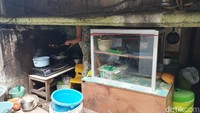 Ada juga yang membuka usaha warung makan sederhana. Tampak seorang ibu-ibu sedang memasak di rumahnya yang berada di kolong Tol Angke (Brigitta B/detikcom)