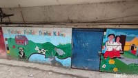 Di permukiman kolong tol tersebut juga ada sekolah yang dinamai Sekolah Pondok Domba. Sekolah buka Senin hingga Jumat. Pada Sabtu (17/6/2023) hari ini, terpantau sekolah libur.