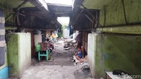 Seorang warga menyebut ada sekitar 200 kepala keluarga (KK) yang tinggal di bawah kolong Tol Angke tersebut. Rumah-rumah warga di sini dialiri listrik. Untuk kebutuhan air minum, warga membeli air ledeng. 