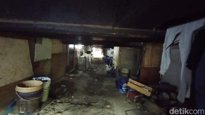 Potret Sesaknya Permukiman Kolong Jembatan Tol Angke Jakbar