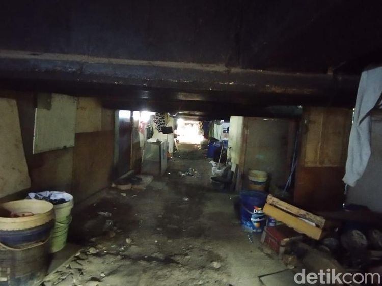 Beralas Tanah Berdinding Seadanya, Ini Potret Sesaknya tinggal di Kolong Tol Angke