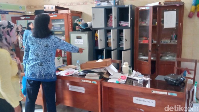 Kondisi ruang kantor SDN1 Gedaren, Kecamatan Jatinom, Klaten yang diacak-acak maling, Sabtu (17/6/2023)