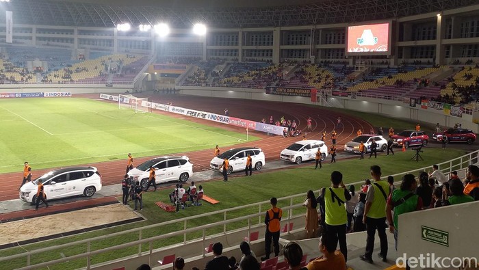 Laga persahabatan Persis Solo vs Jeonbuk Hyundai Motors FC di Stadion Manahan Solo dijaga steward dari elemen suporter Persis, Sabtu (17/6/2023).