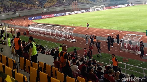 Laga persahabatan Persis Solo vs Jeonbuk Hyundai Motors FC di Stadion Manahan Solo dijaga steward dari elemen suporter Persis, Sabtu (17/6/2023).