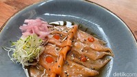  Mama Rieta paling suka dengan menu Cold Smoked Salmon Carpaccio (Rp 65.000), terdiri dari ikan salmon segar, dengan saus chili, dan saus homemade carpaccio. Foto: detikFood