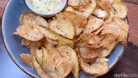 Tak ketinggalan menu Truffle Chips (Rp 50.000), salah satu camilan yang jadi andalan di sini. Kentang goreng diiris tipis kemudian digoreng hingga garing, ditaburkan dengan keju hingga kombinasi mayo truffle oil. Foto: detikFood
