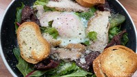 Lalu ada menu Smoke Caesar Salad Beef (Rp 75.000), porsinya royal dengan sensasi renyah gurih dari smoked beef dan sayuran segar.  Foto: detikFood