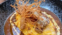 Jangan lupa pesan juga menu Tender Beef Brown Omurice dengan White Truffle Oil atau nasi goreng ala Jepang (Rp 105.000), yang tak kalah favorit di resto ini. Foto: detikFood