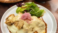 Terakhir ada menu Chicken Nanban dan minuman dingin segar Magic Lemonade (Rp 40.000). Chicken Nanban disajikan saus tartar yang diguyur di bagian atas ayam tepung. Foto: detikFood