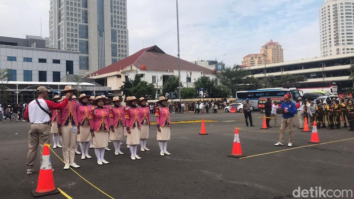 Lomba baris-berbaris tingkat SMA meriahkan HUT Bhayangkara