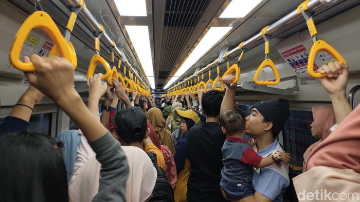 Suasana LRT Palembang saat diberlakukan tarif gratis HUT Ke-1340 Kota Palembang.