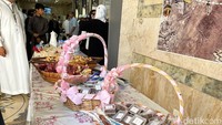 Sudah ada minuman hangat, kurma, minuman zamzam dan tasbih disiapkan oleh hotel. Bingkisan selamat datang ini disambut hangat oleh para jemaah haji. Di antaranya adalah qahwa, kopi Arab, yang memiliki khasiat untuk stamina. (Foto: Meliyanti Setyorini/detikcom)