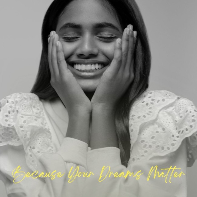 Tak lama setelah terkenal, ia dilirik membintangi iklan dari brand skincare terkanal, Forest Essentials. Maleesha mengaku sangat senang karena bermimpi jadi model sejak kecil. Aku selalu ingin jadi model. Aku mulai bermimpi jadi model sejak usia lima tahun. Aku sangat senang. Aku bermimpi jadi supermodel suatu hari nanti, kata Maleesha.Foto: Instagram Maleesha Kharwa