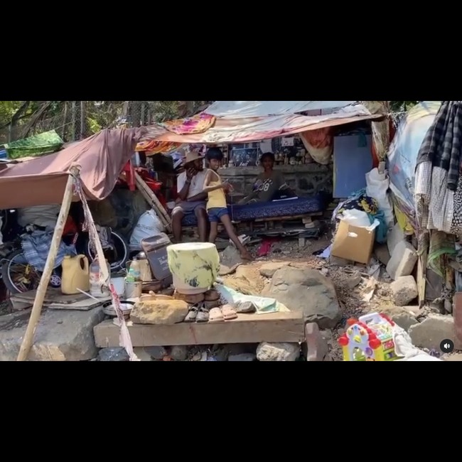 Begini penampakan daerah kumuh yang menjadi tempat tinggal Maleesha Kharwa. Ia  tinggal di tepi laut Bandra, Mumbai, India hanya dengan kain dan terpal sebagai tempat berlindung. Keluarganya pun biasa mandi di laut tersebut. Aku terkejut ketika bertemu dia, dia duduk di kasur di sebuah tenda sementara. Dia sangat cantik, kata aktor dan koreografer itu kepada The National.Foto: Instagram Maleesha Kharwa