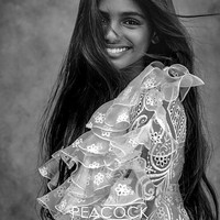 Parasnya yang menawan jadi viral, gadis itu mulai mendapat tawaran pemotretan. Dalam majalah Peacock, Maleesha mendapat julukan The Princess from the Slum atau Putri dari Daerah Kumuh. Foto: Instagram Maleesha Kharwa