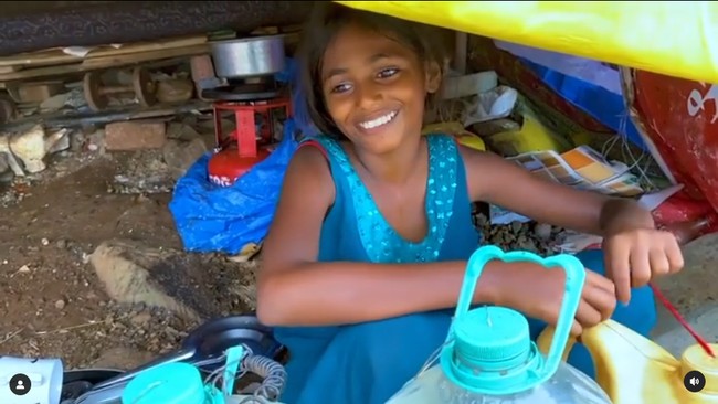 Setelahnya, Maleesha pun membuka akun Instagram di mana ia sering membagikan kesehariannya. Maleesha terlihat tidak malu dengan latar belakangnya, ia juga mengaku sering memakai busana sumbangan. Meski tinggal di daerah kumuh, Maleesha tampak bahagia hidup dengan ayahnya yang bekerja sebagai badut dan teman-teman bermainnya.Foto: Instagram Maleesha Kharwa