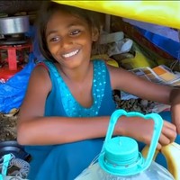 Setelahnya, Maleesha pun membuka akun Instagram di mana ia sering membagikan kesehariannya. Maleesha terlihat tidak malu dengan latar belakangnya, ia juga mengaku sering memakai busana sumbangan. Meski tinggal di daerah kumuh, Maleesha tampak bahagia hidup dengan ayahnya yang bekerja sebagai badut dan teman-teman bermainnya.Foto: Instagram Maleesha Kharwa