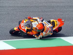 Marc Marquez Buka Suara soal Acungkan Jari Tengah