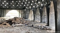 Masjid ini nantinya akan dijadikan ikon Provinsi Bangka Belitung (Babel) sebagai daerah penghasil timah. Pembangunannya dijadwalkan rampung Oktober 2023. Proses pengerjaan sudah berjalan mencapai 70 persen. Foto: Deni Wahyono/detikcom