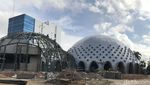 Wajah Masjid Agung Kubah Timah yang Berdampingan dengan Gereja