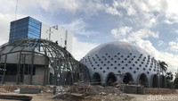 Meskipun namanya Masjid Agung Kubah Timah, tetapi bagian kubahnya bukan dibuat dari timah asli. Hanya warnanya saja yang menyerupai timah atau warna silver, menyimbolkan timah putih keperakan yang merupakan hasil tambang daerah Bangka Belitung. Foto: Deni Wahyono/detikcom