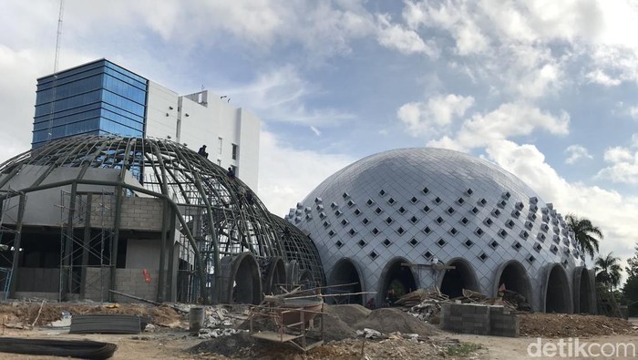 Proses pembangunan Masjid Agung Kubah Timah Pangkalpinang.