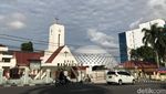 Wajah Masjid Agung Kubah Timah yang Berdampingan dengan Gereja