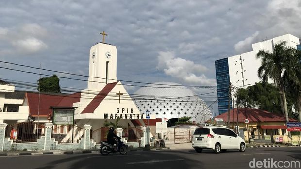 Proses pembangunan Masjid Agung Kubah Timah Pangkalpinang.