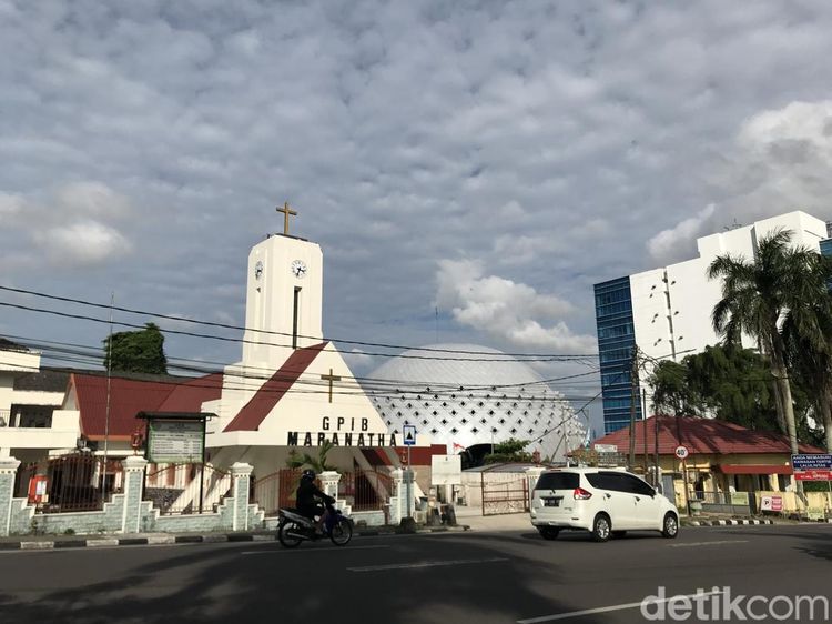 Wajah Masjid Agung Kubah Timah yang Berdampingan dengan Gereja