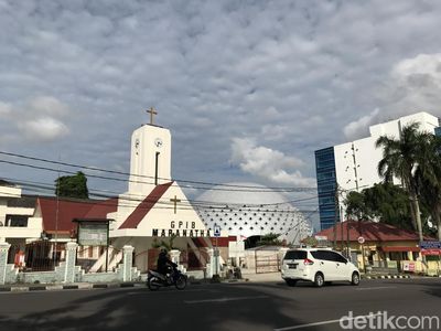 Wajah Masjid Agung Kubah Timah yang Berdampingan dengan Gereja