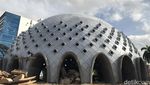 Wajah Masjid Agung Kubah Timah yang Berdampingan dengan Gereja