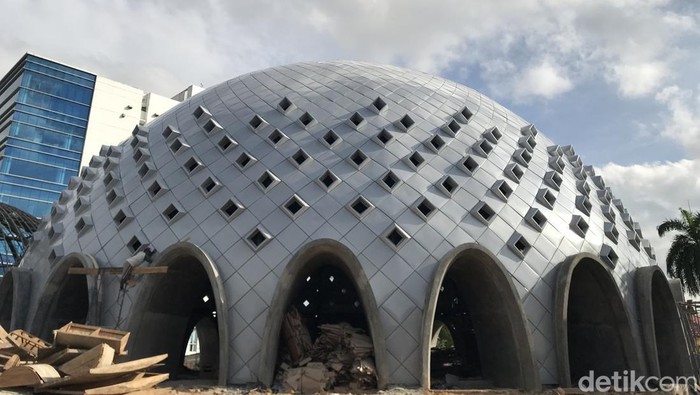 Masjid Agung Kubah Timah dalam proses pengerjaan.