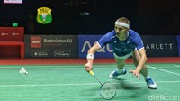 Axelsen berusaha menjangkau shuttlecock saat melawan Prannoy. 