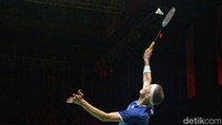 Axelsen memenangi gim pertama dengan skor 21-15. 