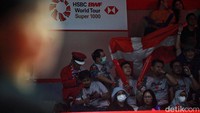 Suporter membentangkan bendera Denmark sebagai bentuk dukungan kepada Axelsen. 