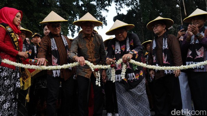 Menko Muhadjir saat membuka Bazar Blitar Djadoel.