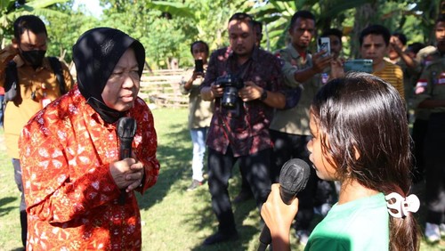 Mensos Tri Rismaharini berbincang dengan anak-anak warga salah satu desa di Kabupaten Malaka, NTT.