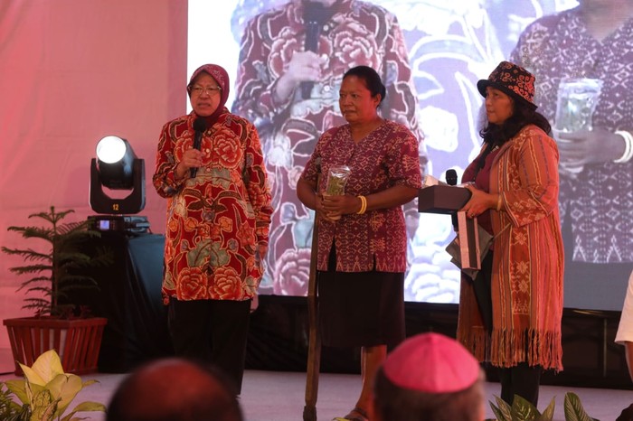 Menteri Sosial Tri Rismaharini saat memberikan pelatihan kewirausahaan kepada 500 orang di Sentra Efata Kupang, Kecamatan  Kupang Timur, Kabupaten Kupang, Nusa Tenggara Timur, NTT, Sabtu (17/6/2023). (Dokumen Kemensos).