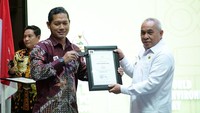 Pemberian penghargaan Program Penilaian Peringkat Kinerja Perusahaan (Proper) kepada PT Multi Harapan Utama (MHU) dilakukan di Hotel Mercure Samarinda. 