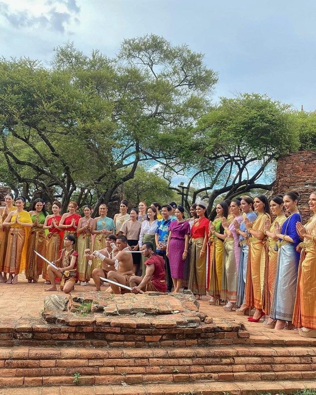 Millen pun tak ragu untuk membagikan aktivitasnya selama di sana. Transgender yang merupakan keponakan dari artis Ashanti itu terlihat menikmati waktunya bersama sesama kontestan. Foto: Instagram