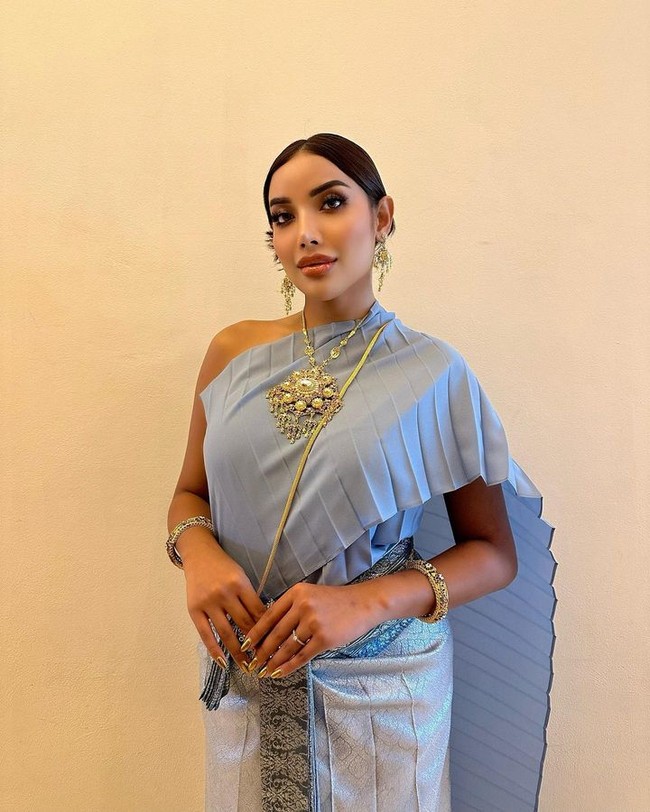 Pacar Lionel Lee tersebut juga berkesempatan untuk mencoba busana tradisional Thailand.Foto: Instagram