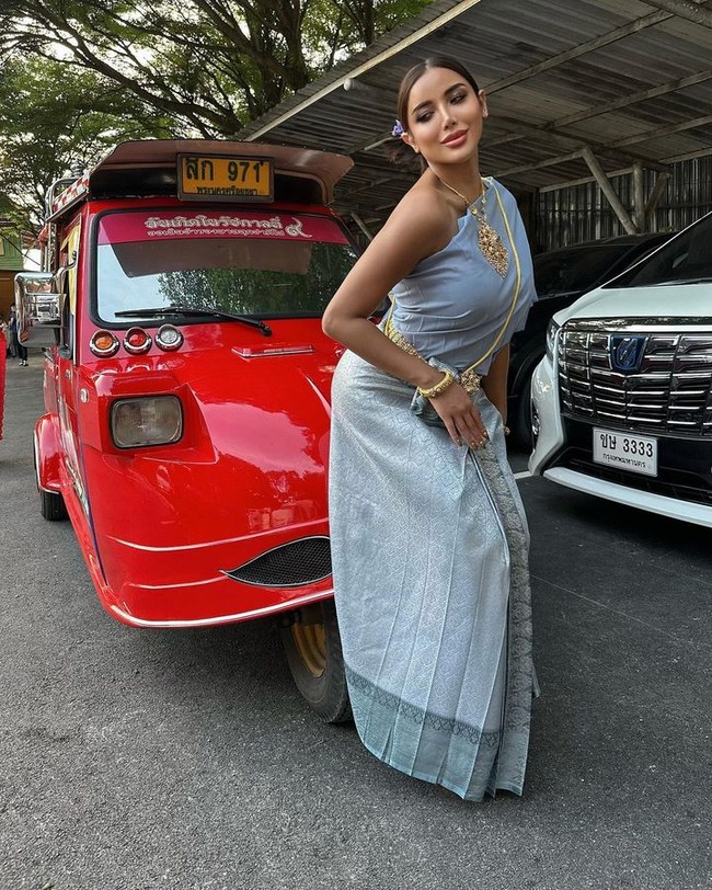 Millen Cyrus pun berpose dengan Tuktuk. Dalam postingan ini, banyak orang salfok dengan caranya memakai sepatu. Ia tampak hanya memakainya tapi tidak diikat dengan benar.Foto: Instagram