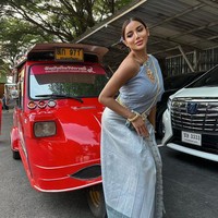 Millen Cyrus pun berpose dengan Tuktuk. Dalam postingan ini, banyak orang salfok dengan caranya memakai sepatu. Ia tampak hanya memakainya tapi tidak diikat dengan benar.Foto: Instagram