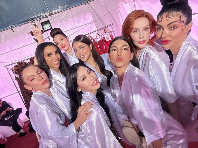 Dalam foto ini, Millen berfoto bersama para finalis Miss International Queen bergaya ala Victorias Secret.Foto: Instagram